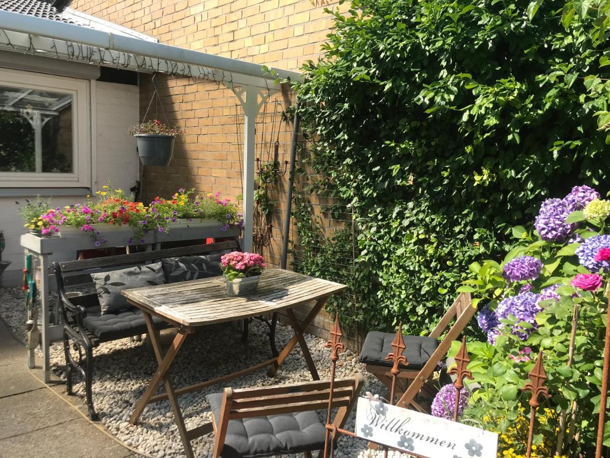 Nias Guesthouse Райнбек Екстериор снимка